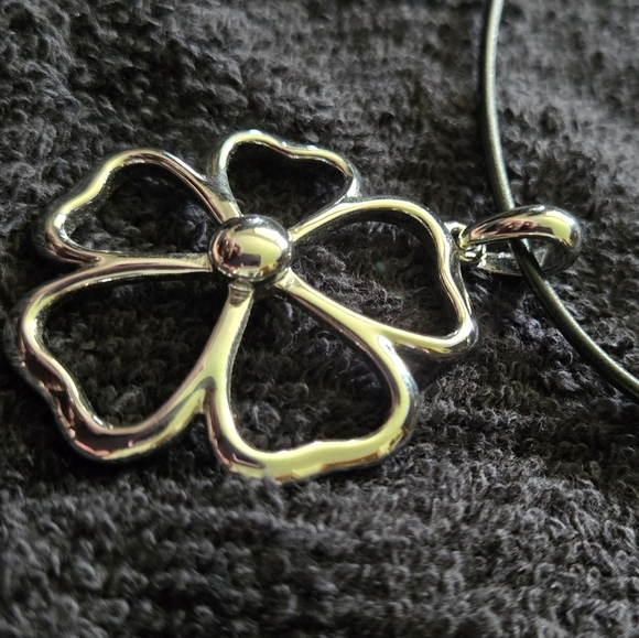 Lia Sophia Daisy Slide Silver-Tone Flower Pendant Black Cord Necklace Modern - Picture 6 of 10